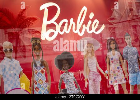 Werbematerial für Barbie-Puppen im Schaufenster des Hamleys-Spielwarengeschäfts am 27. September 2023 in London, Großbritannien. Barbie ist eine Modepuppe der US-amerikanischen Geschäftsfrau Ruth Handler, die 1959 von der amerikanischen Spielzeugfirma Mattel hergestellt wurde. Das Spielzeug ist das Aushängeschild der Marke Barbie, das eine Reihe von Modepuppen und Accessoires umfasst. Stockfoto