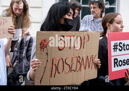 Demonstranten demonstrieren gegen das Offshore-Ölprojekt Rosebank North Sea, das von Equinor betrieben wird und das von der britischen Regierung am 27. September 2023 in London, Großbritannien, genehmigt wurde. Umweltaktivisten haben seit Jahren Petitionen eingereicht, um das Ölfeld zu stoppen, da es als potenzielle Klimakatastrophe betrachtet wird. Diese jüngste Ankündigung ist also ein großer Rückschlag für sie, während die Regierung behauptet, dass Rosebank, das größte unerschlossene Öl- und Gasfeld im Vereinigten Königreich, Energie liefern wird Stockfoto