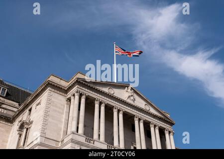 Bank of England in der City of London am 26. September 2023 in London, Vereinigtes Königreich. Die City of London ist eine Stadt, ein zeremonielles County und ein lokaler Regierungsbezirk, der den Hauptgeschäftsbezirk von London umfasst. Die City of London wird allgemein als „Square Mile“ bezeichnet. Stockfoto