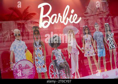 Werbematerial für Barbie-Puppen im Schaufenster des Hamleys-Spielwarengeschäfts am 27. September 2023 in London, Großbritannien. Barbie ist eine Modepuppe der US-amerikanischen Geschäftsfrau Ruth Handler, die 1959 von der amerikanischen Spielzeugfirma Mattel hergestellt wurde. Das Spielzeug ist das Aushängeschild der Marke Barbie, das eine Reihe von Modepuppen und Accessoires umfasst. Stockfoto