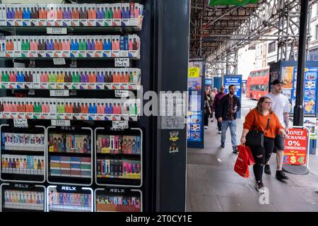 Vape-Shop mit Einweg-Vapes am 27. September 2023 in London, Großbritannien. Das Verdampfen wird oft als sichere oder sicherere Alternative zum Rauchen angesehen. Es ist auch relativ neu auf dem Markt und hat erst in den letzten zehn Jahren den Mainstream erreicht. Einweg-Vape-Stifte sind nicht wiederaufladbare Geräte, die in der Regel fertig mit E-Liquid geliefert werden. In jüngster Zeit gab es viele Debatten über die öffentliche Gesundheit, insbesondere über die Verfügbarkeit von Vape-Produkten für Kinder, insbesondere Einwegdampf. Stockfoto