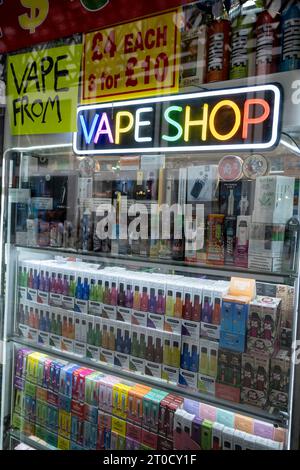 Vape-Shop mit Einweg-Vapes am 27. September 2023 in London, Großbritannien. Das Verdampfen wird oft als sichere oder sicherere Alternative zum Rauchen angesehen. Es ist auch relativ neu auf dem Markt und hat erst in den letzten zehn Jahren den Mainstream erreicht. Einweg-Vape-Stifte sind nicht wiederaufladbare Geräte, die in der Regel fertig mit E-Liquid geliefert werden. In jüngster Zeit gab es viele Debatten über die öffentliche Gesundheit, insbesondere über die Verfügbarkeit von Vape-Produkten für Kinder, insbesondere Einwegdampf. Stockfoto