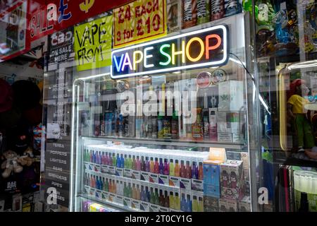 Vape-Shop mit Einweg-Vapes am 27. September 2023 in London, Großbritannien. Das Verdampfen wird oft als sichere oder sicherere Alternative zum Rauchen angesehen. Es ist auch relativ neu auf dem Markt und hat erst in den letzten zehn Jahren den Mainstream erreicht. Einweg-Vape-Stifte sind nicht wiederaufladbare Geräte, die in der Regel fertig mit E-Liquid geliefert werden. In jüngster Zeit gab es viele Debatten über die öffentliche Gesundheit, insbesondere über die Verfügbarkeit von Vape-Produkten für Kinder, insbesondere Einwegdampf. Stockfoto