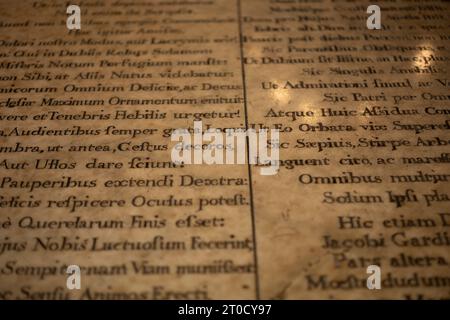 Lateinische Inschrift auf einem Grab in Lincoln Cathedral, Lincoln, Lincolnshire, England, Vereinigtes Königreich Stockfoto