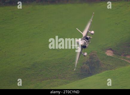 Die Royal Canadian Air Force CF-188 724 Hornet fliegt in der „Mach Loop“ LFA7 in Wales Stockfoto