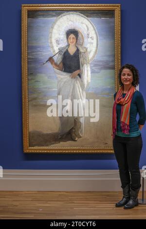 Dublin, Irland. Oktober 2023. Ein Freiwilliger in der National Gallery in Irland ähnelt dem Thema John Lavery in seinem Gemälde Summer, 1904. Quelle: Paul Quezada-Neiman/Alamy Live News Stockfoto