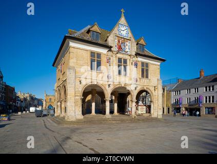 Das Guildhall-Gebäude auf Stelzen über dem Marktplatz am Cathedral Square, Peterborough Stockfoto