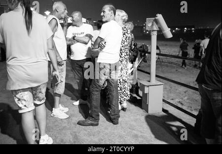 Nach der Goldwing Parade warten die Massen auf das Feuerwerk am Strand von Scarborough Stockfoto