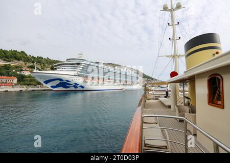 Das riesige Kreuzfahrtschiff Emerald Princess liegt in Dubrovnik, von der kleinen klassischen Yacht Casablanca aus gesehen, Kroatien, Adriakreuzfahrten, Dalmatien Stockfoto