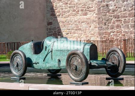 Bronzeskulptur eines Bugatti Type 35 Grand Prix, Molsheim, Elsass, Frankreich Stockfoto