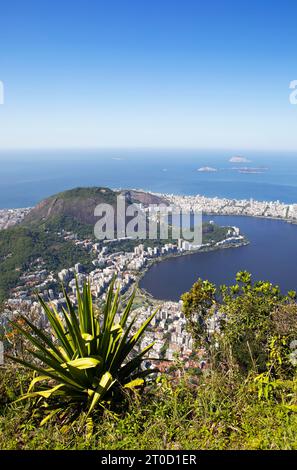 Blick von Corcovado auf die Lagune Lagoa Rodrigo de Freitas und Ipanema, im hinteren Teil des Atlantiks, Rio de Janeiro, Bundesstaat Rio de Janeiro Stockfoto