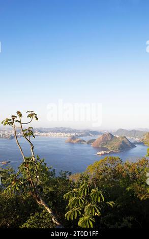 Blick auf die Fortaleza de Santa Cruz da Barra und die Insellandschaft im Atlantischen Ozean, Praia de Sao Francisco hinten, Rio de Janeiro Stockfoto