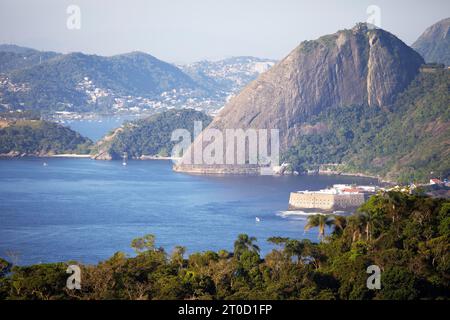 Blick auf die Fortaleza de Santa Cruz da Barra und die Insellandschaft im Atlantik, Rio de Janeiro, Bundesstaat Rio de Janeiro, Brasilien Stockfoto