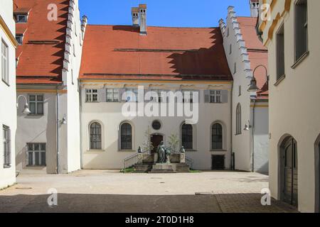 Innenhof der Krankenhauskirchen, Denkmal für die Maler Braith und Mali vor dem Stadtmuseum, Altstadt von Biberach, Oberschwaben Stockfoto