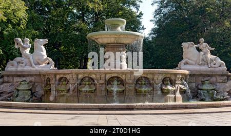 Wittelsbacherbrunnen, monumentaler Wittelsbacher Brunnen von Adolf von Hildebrand, Allegorie über die zerstörerische Kraft und die kreative Kraft des Wassers Stockfoto