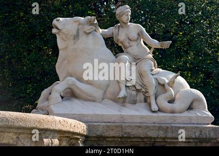 Wittelsbacherbrunnen, monumentaler Wittelsbacher Brunnen von Adolf von Hildebrand, Allegorie über die kreative Kraft des Wassers, Skulptur eines Amazonas auf Stockfoto