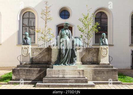 Denkmal für die Maler Braith und Mali vor dem Stadtmuseum, Altstadt von Biberach, Oberschwaben, Baden-Württemberg, Deutschland Stockfoto