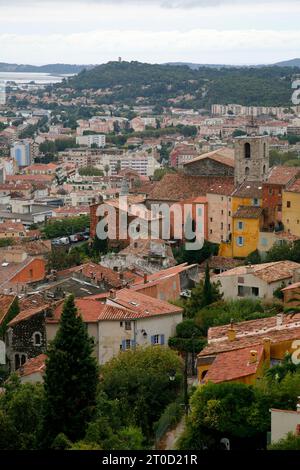 Blick auf die Altstadt von Heyeres, Var, Provence, Frankreich. Stockfoto