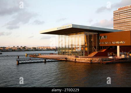 Muziekgebouw aan het IJ, Amsterdams neuer Konzertsaal in Oosterdok, Holland. Stockfoto