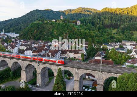 Stadtansicht Hornberg im Schwarzwald, Viadukt der touristischen Schwarzwaldbahn mit Regionalexpress, Drohnenfoto, Hornberg, Baden-Württemberg Stockfoto