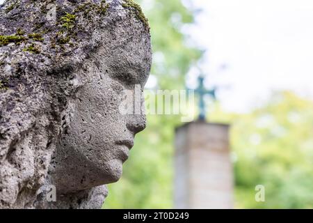 Waldfriedhof Stuttgart, Skulptur Mutterhaus des Künstlers Fritz von Graevenitz, Stuttgart, Baden-Württemberg, Deutschland Stockfoto