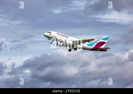 Eurowings-Flugzeuge, die am Flughafen starten, Airbus A319-100, Stuttgart, Baden-Württemberg, Deutschland Stockfoto