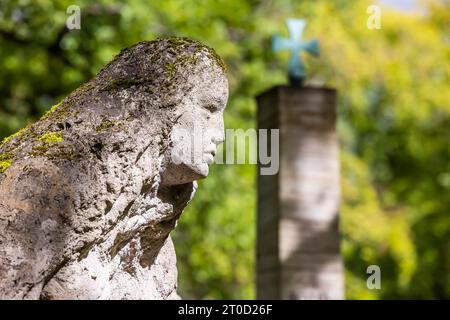 Waldfriedhof Stuttgart, Skulptur Mutterhaus des Künstlers Fritz von Graevenitz, Stuttgart, Baden-Württemberg, Deutschland Stockfoto