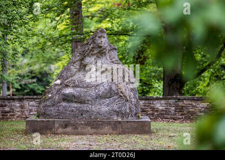 Waldfriedhof Stuttgart, Skulptur Mutterhaus des Künstlers Fritz von Graevenitz, Stuttgart, Baden-Württemberg, Deutschland Stockfoto