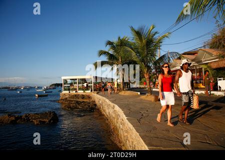 Menschen, die auf der Orla Bardot Promenade laufen, Buzios, Rio de Janeiro State, Brasilien. Stockfoto