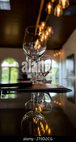 Weinverkostung: Tischanzeige. Stockfoto