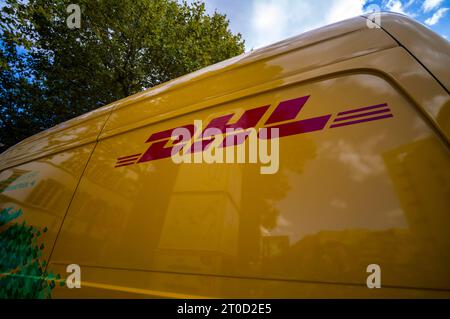 DHL Vehicle, E-Transporter, elektrisch betrieben, Lieferfahrzeug, Logo, Stuttgart, Baden-Württemberg, Deutschland Stockfoto