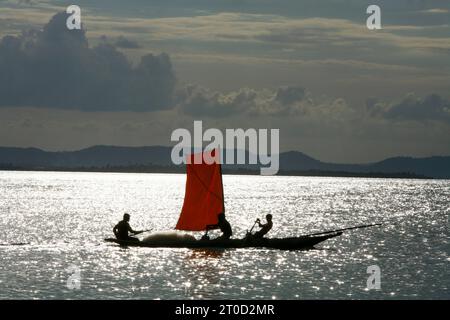 Fischer, Segeln auf einem Boot auf der Insel Itaparica in der Nähe von Salvador, Bahia, Brasilien. Stockfoto