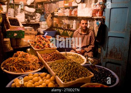 Olivenhändler auf dem Markt in der Medina (Altstadt). Essaouira, Marokko. Stockfoto