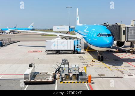 Das Air France-KLM-Flugzeug befindet sich auf der Plattform am Kofferraum, daneben ein Lkw, der das Catering liefert. Schiphol, Amsterdam Stockfoto