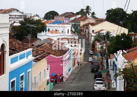 Straßenszene mit bunten Häusern, Olinda, Pernambuco, Brasilien. Stockfoto