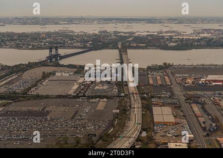 Aus der Vogelperspektive auf die Newark Bay Bridge und die Railroad Bridge Stockfoto