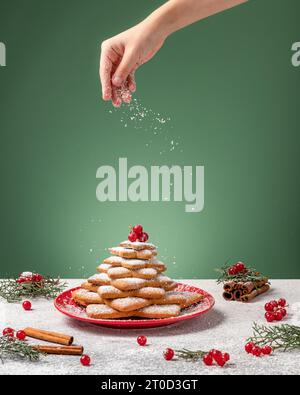 weihnachtshintergrund mit Lebkuchen-weihnachtsbaum. Abdeckung für Rezept Stockfoto