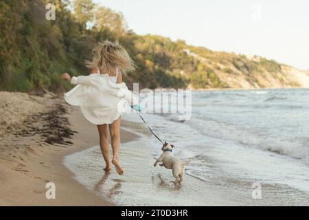 Glücklicher Jack russell Terrierhund am Strand Stockfoto