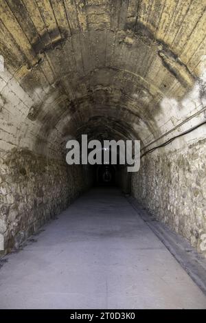 Detail des alten unterirdischen Tunnels, der durch die Berge führt, Transport Stockfoto