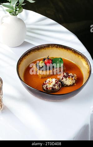 Rindereintopf und Gemüse mit Tomatensauce. Restaurantmenü Stockfoto