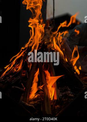 Blazing Memories: Eine Feuerfeuernacht, an die man sich erinnern kann. Stockfoto