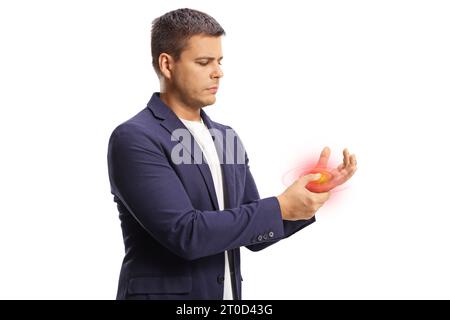 Junger Mann, der an Arthritis leidet und sein rot schmerzhaftes Handgelenk isoliert auf weißem Hintergrund hält Stockfoto