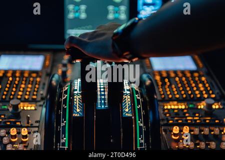 Die Hand eines Piloten auf den Power Hebeln eines Flugzeugs Stockfoto