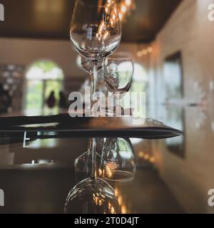 Weinkollektion: Gläser auf einem Tisch. Stockfoto