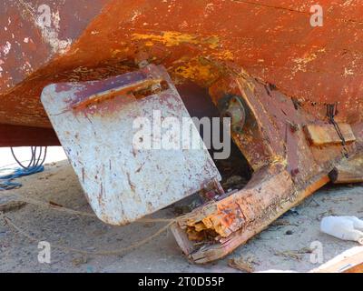 Nahaufnahme eines rostigen Metallobjekts auf einem Boot mit sichtbarem Scharnier und Hintergrund im Freien Stockfoto