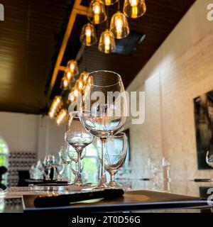 Weinprobe und Tischgestaltung. Stockfoto