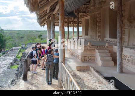 EK Balam, Yucatan, Mexiko, Touristen besuchen die Akropolis in Ek Balam, einer archäologischen Stätte der Yucatec-Maya. Stockfoto