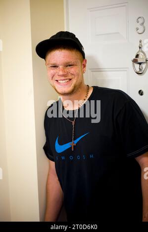 Junge Person in der Wohnungsbaugesellschaft als Schlüssel zu einer neuen Wohnung Stockfoto