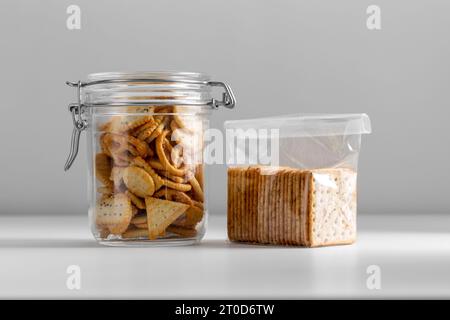 Gesalzene Kekse oder Cracker im Glas und in einer Plastiktüte Stockfoto