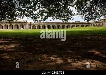 Blick auf den Pferdestall im Gingee Fort Complex im Bezirk Villupuram, Tamil Nadu, Indien. Konzentrieren Sie sich auf die Felsen des Hügels. Stockfoto